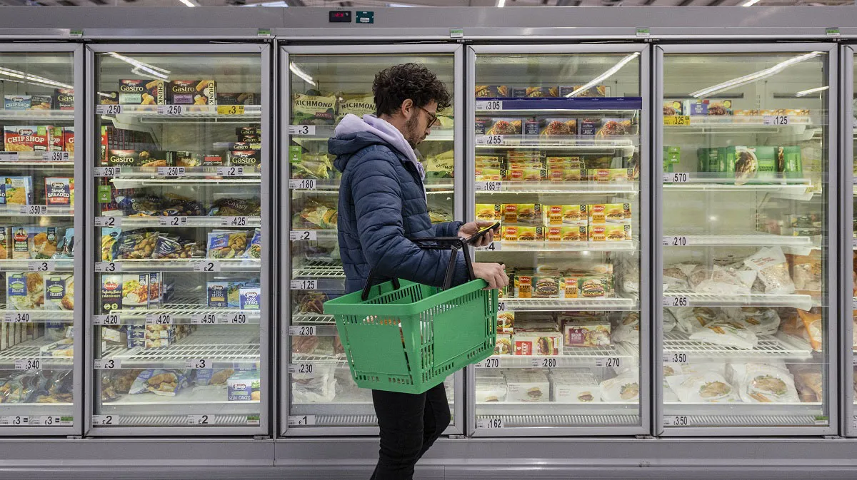 Man buying at the groceries store